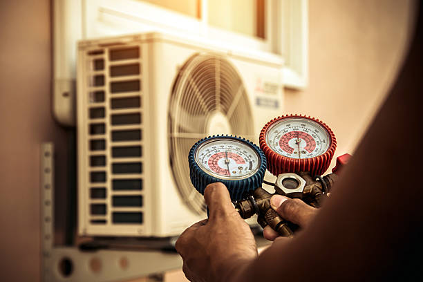Professional Hvac technician working in Gardendale, TX